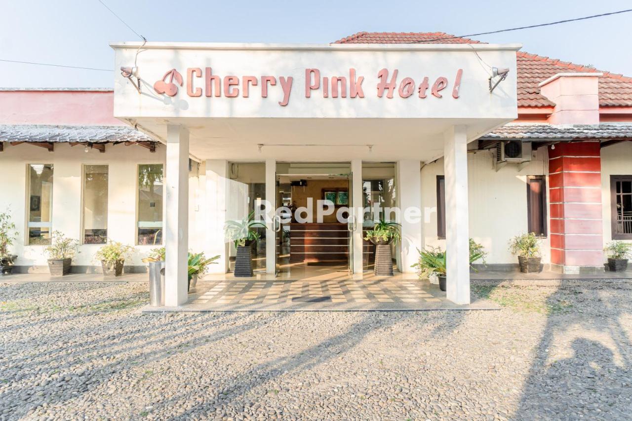 Cherry Pink Hotel Medan Mitra Reddoorz Extérieur photo