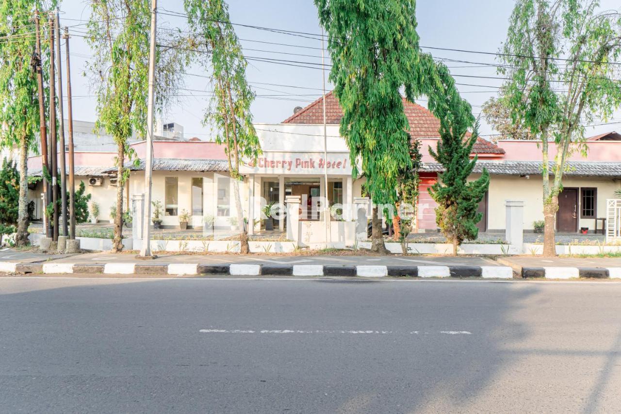 Cherry Pink Hotel Medan Mitra Reddoorz Extérieur photo