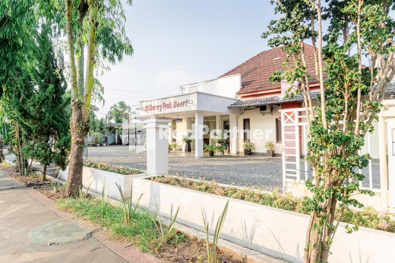 Cherry Pink Hotel Medan Mitra Reddoorz Extérieur photo