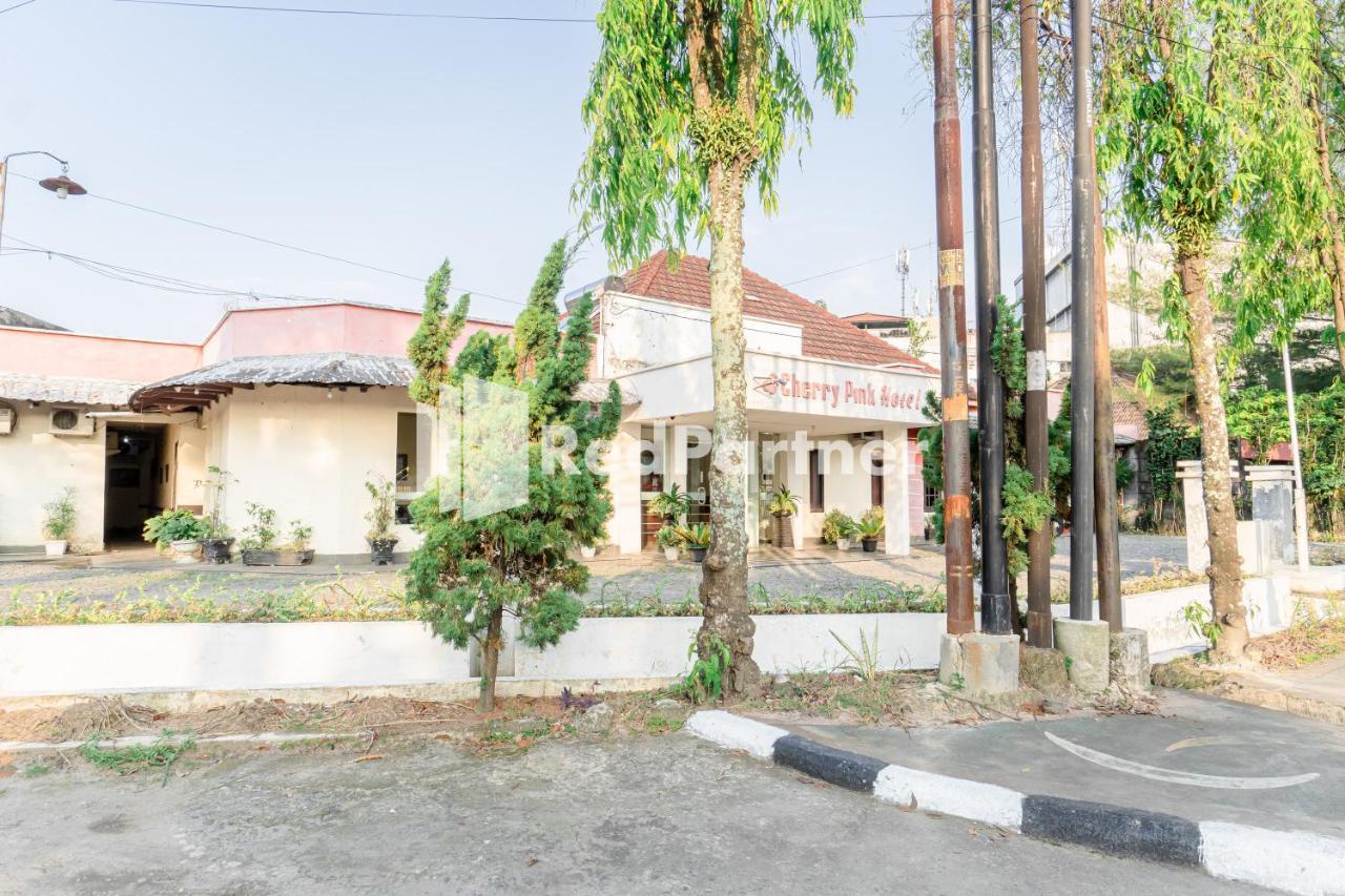 Cherry Pink Hotel Medan Mitra Reddoorz Extérieur photo